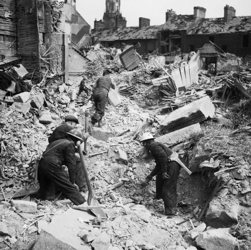 Clearing the rubble after a Luftwaffe raid on Belfast: Imperial War Museums/Wikimedia